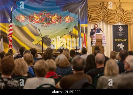 Warren, Michigan, USA. 20th. Februar 2022. Das ukrainisch-amerikanische Krisenreaktionskomitee hält eine „Haltung zur Ukraine“-Kundgebung ab, während die Bewohner die Folgen einer möglichen russischen Invasion dieses Landes fürchten. Fast 40.000 Einwohner von Michigan sind ukrainischer Abstammung. Der Bürgermeister von Warren, Jim Fouts, sprach bei der Kundgebung. Kredit: Jim West/Alamy Live Nachrichten Stockfoto