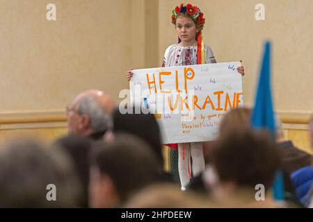 Warren, Michigan, USA. 20th. Februar 2022. Das ukrainisch-amerikanische Krisenreaktionskomitee hält eine „Haltung zur Ukraine“-Kundgebung ab, während die Bewohner die Folgen einer möglichen russischen Invasion dieses Landes fürchten. Fast 40.000 Einwohner von Michigan sind ukrainischer Abstammung. Ksenia Zagaiko, 8, hält ein Schild, das um Hilfe für die Ukraine bittet. Kredit: Jim West/Alamy Live Nachrichten Stockfoto