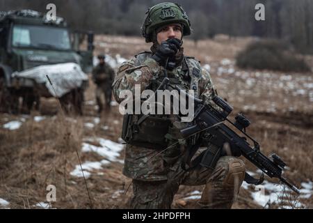 Litauische Soldaten reagieren am 24. Januar 2022 auf Kontakt während der alliierten Geistigen 22 im Trainingsgebiet Hohenfels in Deutschland. Allied Spirit 22 (AS22) ist eine US Army Europe-Africa (USAREUR-AF) geleitete, 7th Army Training Command (7ATC) geleitete, Joint Multinary Readiness Center (JMRC) moderierte Trainingsübung für die Lettische 1st Mechanized Infantry Brigade (LVA MI BDE) vom 11. Januar 22 bis 05. Februar 22. Die Übung wird die Interoperabilität und Bereitschaft der NATO und wichtiger Partner in allen spezifischen Kriegskampffunktionen entwickeln und verbessern. Stockfoto