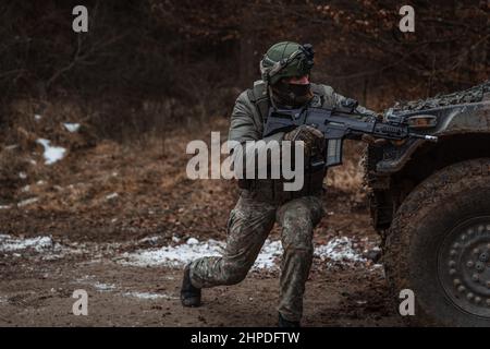 Litauische Soldaten reagieren am 24. Januar 2022 auf Kontakt während der alliierten Geistigen 22 im Trainingsgebiet Hohenfels in Deutschland. Allied Spirit 22 (AS22) ist eine US Army Europe-Africa (USAREUR-AF) geleitete, 7th Army Training Command (7ATC) geleitete, Joint Multinary Readiness Center (JMRC) moderierte Trainingsübung für die Lettische 1st Mechanized Infantry Brigade (LVA MI BDE) vom 11. Januar 22 bis 05. Februar 22. Die Übung wird die Interoperabilität und Bereitschaft der NATO und wichtiger Partner in allen spezifischen Kriegskampffunktionen entwickeln und verbessern. Stockfoto