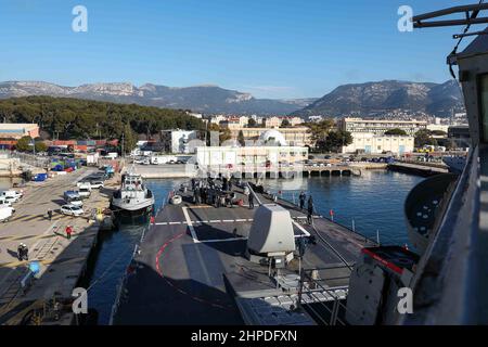 220129-N-UN585-1087 TOULON, Frankreich (Jan 29, 2022) Matrosen, die dem Arleigh Burke-Klasse Lenkraketen-Zerstörer USS Ross (DDG 71) zugewiesen wurden, bringen das Schiff am 29. Januar 2022 in Toulon, Frankreich, in den Hafen. Ross, der im spanischen Rota stationiert ist, ist auf seiner Patrouille 12th im Einsatzgebiet der Sechsten Flotte der USA, um regionale Verbündete und Partner sowie nationale Sicherheitsinteressen der USA in Europa und Afrika zu unterstützen. (USA Navy Foto von Mass Communication Specialist 2nd Class Claire DuBois/veröffentlicht) Stockfoto