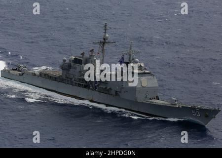 PHILIPPINISCHES MEER (Feb 20, 2022) der Ticonderoga-Klasse Lenkrakenkreuzer USS Mobile Bay schließt mit dem Wiederauffüllöler JS Towada (OE 422) der Japan Maritime Self-Defense Force (JMSDF) in der Towada-Klasse ein Betanken auf See ab. Die Abraham Lincoln Strike Group befindet sich im geplanten Einsatzgebiet der US-Flotte für 7th, um die Interoperabilität durch Allianzen und Partnerschaften zu verbessern und gleichzeitig als reaktionsfähige Truppe zur Unterstützung einer freien und offenen Region im Indo-Pazifik-Raum zu dienen. (USA Navy Foto von Mass Communication Specialist Seaman Aleksandr Freutel) Stockfoto