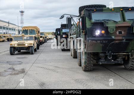 Troopers mit der 1st Air Cavalry Brigade waschen ihre Fahrzeuge in Vorbereitung auf eine Trainingsübung für Atlantic Resolve am 20. Februar 2022. (USA Armeefoto von Sgt. Jason Greaves /Veröffentlicht) Stockfoto