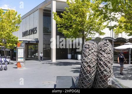 Canberra David Jones Kaufhaus in der Bundastraße, Canberra Moderne Skulpturen und Menschen mit Facemarks aufgrund von Covid 19, ACT, Australien Stockfoto
