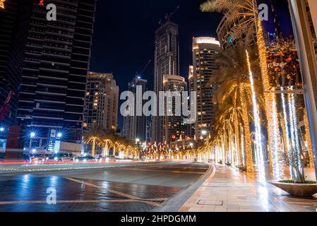Blick auf die Skyline der Innenstadt von Dubai bei Nacht Stockfoto