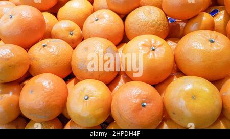 Viele Orangen sind in ordentlichen Reihen zum Verkauf angeordnet. Stockfoto