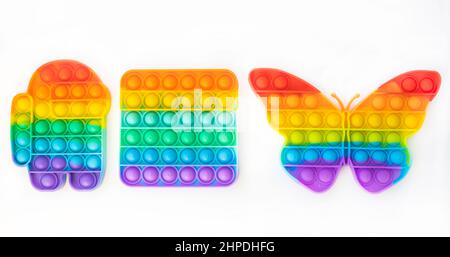 Lassen Sie es sich nicht nehmen. Set aus 3 verschiedenen Silikon-Modellen. Unruhiges Spielzeug auf weißem Hintergrund. Silikon Regenbogen berühren Spielzeug. Anti-Stress-Gadget. Stockfoto