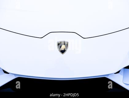 Lamborghini-Logo auf weißer Kapuze Stockfoto