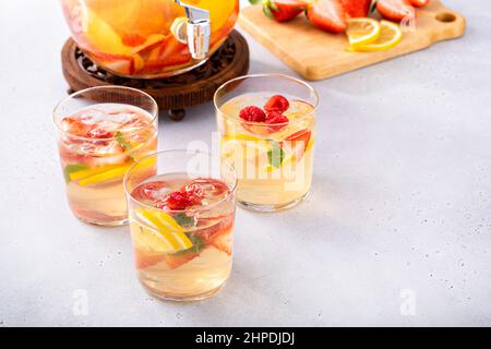 Summer Sangria Punch in einem Krug und Gläser Stockfoto