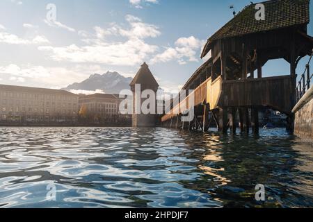 Kapellbrücke (Kapellbrücke) mit Pilatus im Hintergrund - Luzern, Schweiz Stockfoto