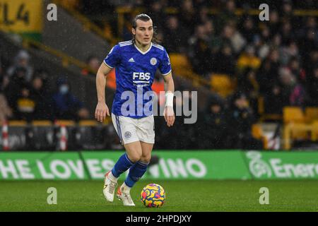 Wolverhampton, Großbritannien. 20th. Februar 2022. Caglar Soyuncu #4 von Leicester City mit dem Ball in Wolverhampton, Vereinigtes Königreich am 2/20/2022. (Foto von Simon Whitehead/News Images/Sipa USA) Quelle: SIPA USA/Alamy Live News Stockfoto