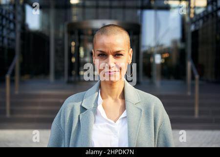 Porträt einer Dame mittleren Alters, die die Kamera anschaut. Selbstbewusste und selbstbewusste Frau Stockfoto