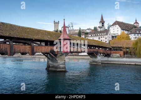 Spreuerbrücke (Spreuerbrücke) überdachte Holzbrücke in Luzern - Luzern, Schweiz Stockfoto