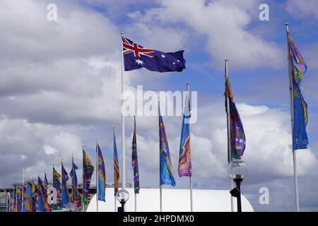 Die australische Flagge fliegt stolz hoch über anderen Flaggen auf der Pyrmont Bridge Stockfoto