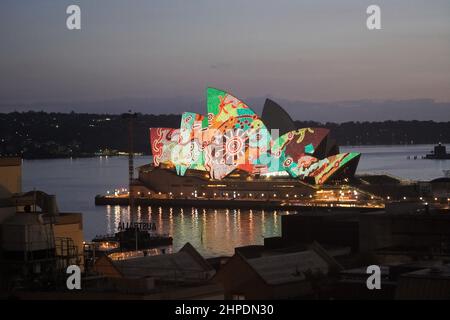 Das Sails of Sydney Opera House ist am Australia Day 2022 in Dawn mit einem Aborigine-Design ausgestattet Stockfoto