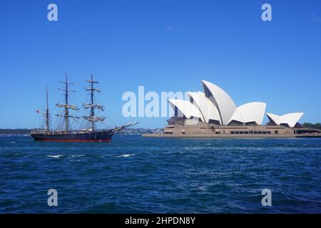 Tall Ship with Furled Sails gegen das Opernhaus von Sydney mit Unfurled Sails Stockfoto