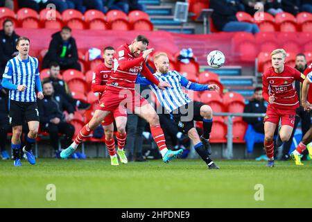 Barry Bannan (10) aus Sheffield kämpft am Mittwoch um den Ball mit Dan Gardner (23) aus Doncaster - während des Spiels Doncaster gegen Sheffield Mittwoch, EFL League One 2021/22 im Eco-Power Stadium, Doncaster, England - 19th. Februar 2022 (Foto by WhiteRosePhotos) Stockfoto