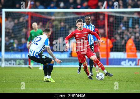 Eco-Power Stadium Doncaster, England - 19th. Februar 2022 Ben Jackson (13) von Doncaster übernimmt Jack Hunt (32) von Sheffield Mittwoch - während des Spiels Doncaster gegen Sheffield Mittwoch, EFL League One 2021/22 im Eco-Power Stadium Doncaster, England - 19th. Februar 2022 Credit: Arthur Haigh/WhiteRoseFotos/Alamy Live News Stockfoto