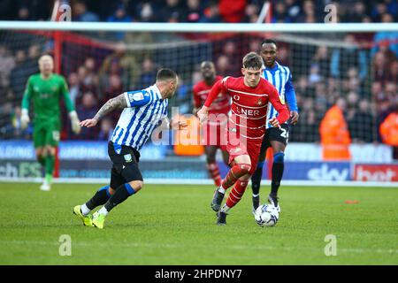 Eco-Power Stadium Doncaster, England - 19th. Februar 2022 Ben Jackson (13) von Doncaster übernimmt Jack Hunt (32) von Sheffield Mittwoch - während des Spiels Doncaster gegen Sheffield Mittwoch, EFL League One 2021/22 im Eco-Power Stadium Doncaster, England - 19th. Februar 2022 Credit: Arthur Haigh/WhiteRoseFotos/Alamy Live News Stockfoto