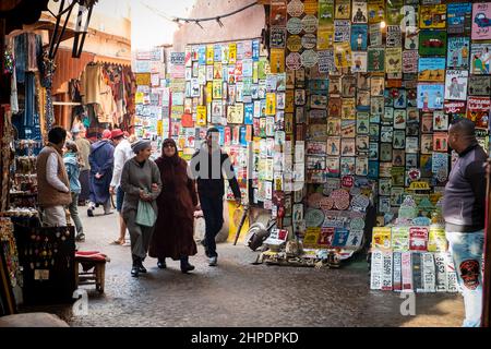 Touristen und Einheimische navigieren durch die belebten Fußgängerwege in der Medina, Marrakesch und Marokko Stockfoto