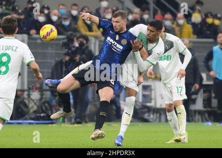 Ruan Tressoldi von US SASSUOLO kämpft mit Edin Dzeko vom FC INTERNAZIONALE während des Serie-A-Spiels zwischen dem FC Internazionale und US Sassuolo im Giuseppe-Meazza-Stadion am 20. Februar 2022 in Mailand, Italien, um den Ball. Stockfoto