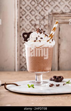 Eisted-Schokoladenkaffee mit Schlagsahne und Pretzeln aus Schokolade garniert Stockfoto