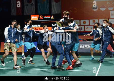 Shah Alam, Malaysia. 20th. Februar 2022. Mitglieder von Malaysia feiern nach dem Gewinn des Badminton Asia Team Championships 2022 Männer-Mannschaftsfinales gegen Indonesien in Shah Alam bei Kuala Lumpur, Malaysia, 20. Februar 2022. Quelle: Chong Voon Chung/Xinhua/Alamy Live News Stockfoto