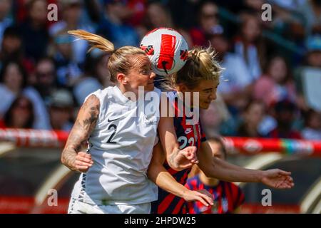 Carson, Kalifornien, USA. 20th. Februar 2022. (L-R) die Neuseeländerin ASHLEIGH WARD und KRISTIE MEWIS aus den USA kämpfen während des She-glaubt-Cup-Fußballmatches zwischen Neuseeland und den Vereinigten Staaten um einen Kopfball. (Bild: © Ringo Chiu/ZUMA Press Wire) Stockfoto