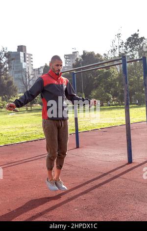 Brasilianischer Glatze springen Seil Training in einem Park Stockfoto