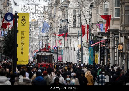 Ankara, Türkei. 20th. Februar 2022. Gesamtansicht der Istiklal Straße, der berühmtesten Straße von Istanbul. Die vom türkischen Statistischen Institut (TUIK) für Februar angekündigte Inflationsrate von 48 Prozent hat sich als die höchste Rate in der Türkei nach 20 Jahren entwickelt. (Foto von Tunahan Turhan/SOPA Images/Sipa USA) Quelle: SIPA USA/Alamy Live News Stockfoto