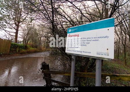 East Didsbury, Großbritannien. 20th. Februar 2022. Ein Schild an der Millgate Lane warnt die Öffentlichkeit, dass das Gebiet von Überschwemmungen bedroht ist. In East Didsbury wurde eine „Lebensgefahr“-Hochwasserwarnung eingesetzt, da der Wasserstand des Flusses Mersey weiter ansteigt. Mitglieder der Öffentlichkeit in der Gegend werden gebeten, zur Evakuierung bereit zu sein. Kredit: SOPA Images Limited/Alamy Live Nachrichten Stockfoto