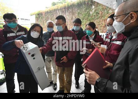 Hongkong. 21st. Februar 2022. Das Team der epidemiologischen Experten auf dem Festland wird am 20. Februar 2022 über das Hongkonger Abwasserüberwachungsprogramm im südchinesischen Hongkong informiert. Zwei Delegationen medizinischer Experten aus dem chinesischen Festland setzten ihre Inspektionen der Anti-COVID-19-Arbeit und der Behandlung von Patienten in Hongkong am Sonntag fort. Quelle: Xinhua/Alamy Live News Stockfoto