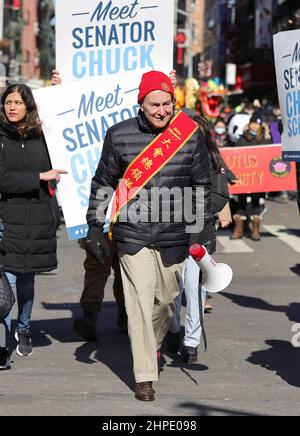 New York, NY, USA. 20th. Februar 2022. Chinatown, New York, USA, 20. Februar 2022 - Senator Chuck Schumer (D-NY) während der jährlichen chinesischen Neujahrsparade und des chinesischen Neujahrsfestes, das in Chinatown in New York City gefeiert wird. Foto: Giada Papini/EuropaNewswire.BILDNACHWEIS ERFORDERLICH. (Bild: © Luiz Rampelotto/ZUMA Press Wire) Stockfoto