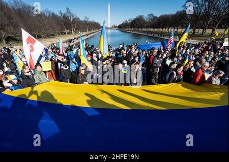 Washington, Usa. 20th. Februar 2022. 20. Februar 2022 - Washington, DC, USA: Menschen mit einer großen ukrainischen Flagge am Stand bei der Ukraine-Kundgebung. (Foto: Michael Brochstein/Sipa USA) Quelle: SIPA USA/Alamy Live News Stockfoto