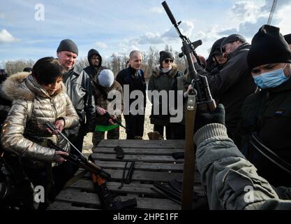 Kiew, Ukraine. 19th. Februar 2022. Die Ukrainer lernen während eines offenen militärischen Trainings für Zivilisten an einem der Kiewer Strände am Dnjepr-Fluss in Kiew, mit Waffen umzugehen, während die Gefahr einer russischen Invasion besteht. Kredit: SOPA Images Limited/Alamy Live Nachrichten Stockfoto