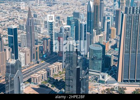 Atemberaubende Aussicht auf die Skyline von Dubai von oben, VAE. Stockfoto