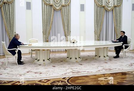 Der russische Präsident Wladimir Putin führt Gespräche mit dem französischen Präsidenten Emmanuel Macron. Stockfoto