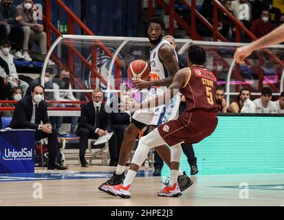 Neapel, Italien. 19th. Februar 2022. Gevi Napoli Basket verlässt die beiden Ausgangspunkte zu Umana Reyer Venezia 76 - 81. (Foto von Giovanni Esposito/Pacific Press) Quelle: Pacific Press Media Production Corp./Alamy Live News Stockfoto