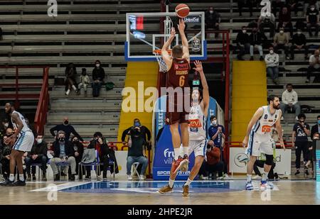 Neapel, Italien. 19th. Februar 2022. Gevi Napoli Basket verlässt die beiden Ausgangspunkte zu Umana Reyer Venezia 76 - 81. (Foto von Giovanni Esposito/Pacific Press) Quelle: Pacific Press Media Production Corp./Alamy Live News Stockfoto