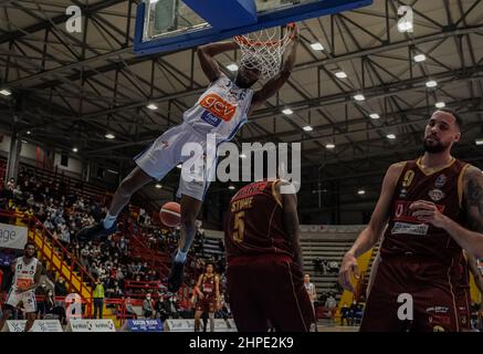 Neapel, Italien. 19th. Februar 2022. Gevi Napoli Basket verlässt die beiden Ausgangspunkte zu Umana Reyer Venezia 76 - 81. (Foto von Giovanni Esposito/Pacific Press) Quelle: Pacific Press Media Production Corp./Alamy Live News Stockfoto