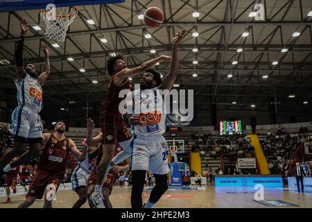 Neapel, Italien. 19th. Februar 2022. Gevi Napoli Basket verlässt die beiden Ausgangspunkte zu Umana Reyer Venezia 76 - 81. (Foto von Giovanni Esposito/Pacific Press) Quelle: Pacific Press Media Production Corp./Alamy Live News Stockfoto