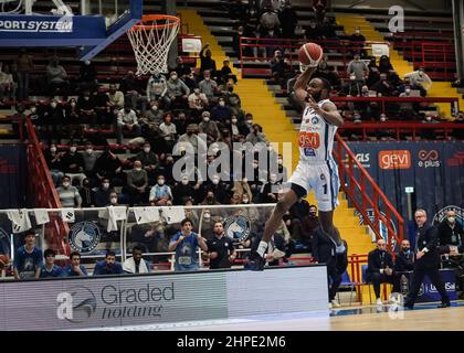 Neapel, Italien. 19th. Februar 2022. Gevi Napoli Basket verlässt die beiden Ausgangspunkte zu Umana Reyer Venezia 76 - 81. (Foto von Giovanni Esposito/Pacific Press) Quelle: Pacific Press Media Production Corp./Alamy Live News Stockfoto