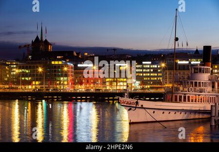 Mont-Blanc-Brücke und Genfer Seeufer am Abend Stockfoto