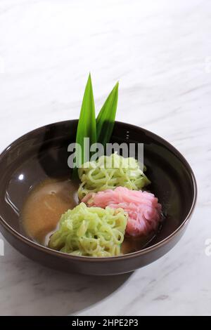 Petulo oder Putu Mayang ist ein traditioneller indonesischer Snack aus Reismehl, der mit Kokosmilch und Palmzucker-Sauce serviert wird Stockfoto