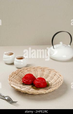 Red Tortoise Cake (Ang Ku Kueh oder Kue Ku) die berühmte chinesische Verheißungsgebäck für Langlebigkeit, Glück und Wohlstand in allen chinesischen Festivals und Stockfoto