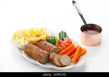 Hausgemachte Chicken Galantine in Scheiben mit gedünstetem frischem Gemüse, serviert mit Barbaeque-Sauce. Isoliert auf Weiß Stockfoto