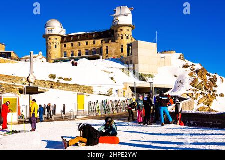 Skifahrer und Snowboarder in Gornergat, Schweiz Stockfoto