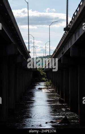 Zwischen zwei Brücken von der I-126 in Columbia, SC. Die Brücken überqueren den Broad River und sind aus Stahlbeton gefertigt Stockfoto