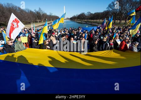Washington, DC, USA. 20th. Februar 2022. 20. Februar 2022 - Washington, DC, USA: Menschen mit einer großen ukrainischen Flagge am Stand bei der Ukraine-Kundgebung. (Bild: © Michael Brochstein/ZUMA Press Wire) Stockfoto