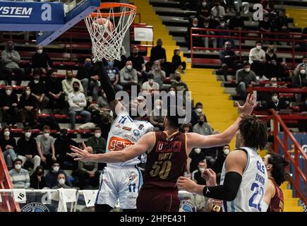 Neapel, Italien. 19th. Februar 2022. Gevi Napoli Basket verlässt die beiden Ausgangspunkte zu Umana Reyer Venezia 76 - 81. (Bild: © Giovanni Esposito/Pacific Press via ZUMA Press Wire) Stockfoto